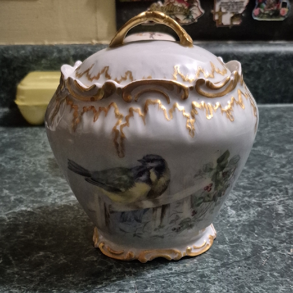 Elegant Gold and White Porcelain Jar with Bird Design